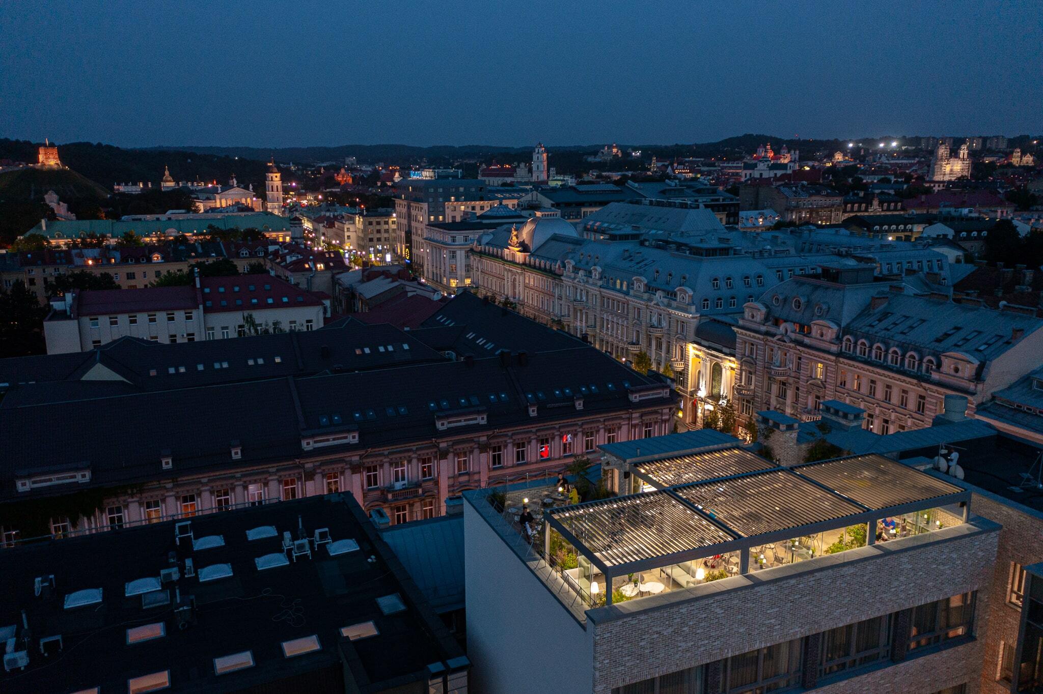 Neringa Rooftop Bar - Vilniaus restoranai su vaizdu..